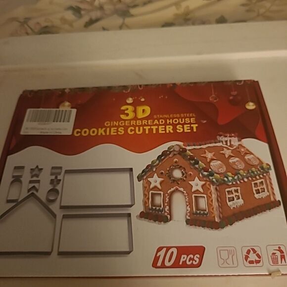 3D Gingerbread House/Cookies Cutters and Accessories - Picture 2 of 6